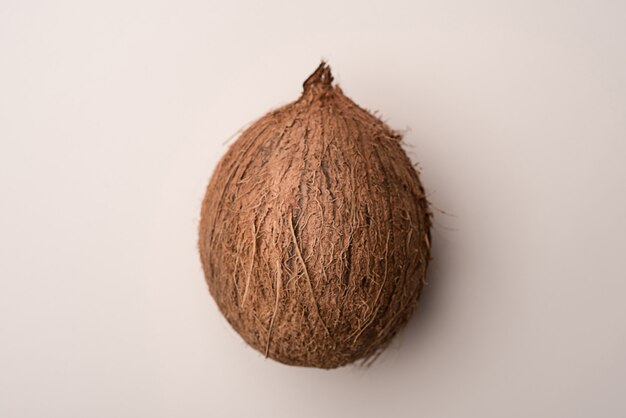 Fruto de coco aislado sobre blanco