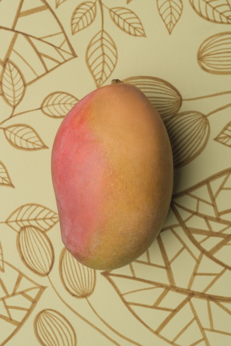 Foto gratuito fruto de mango sobre fondo floral de contorno