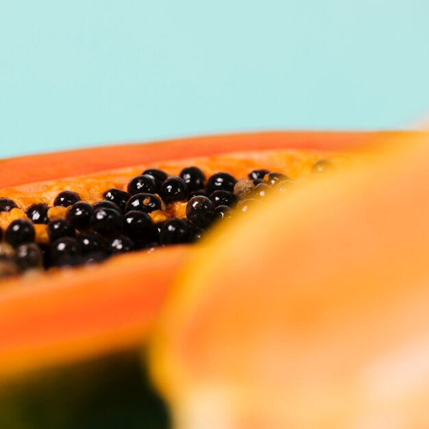 Fruto de papaya con vaso de agua borrosa