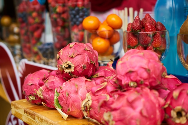 Frutos con escamas rojas