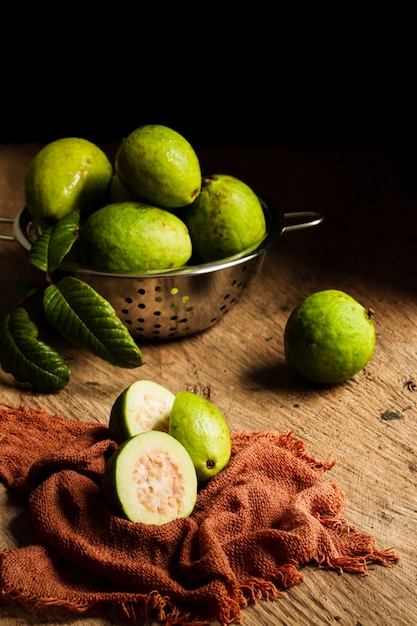 Frutos de guayaba en mesa de madera