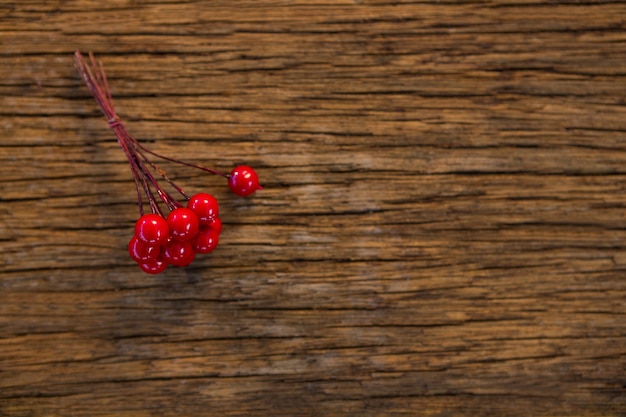 Frutos rojos sobre una mesa de madera