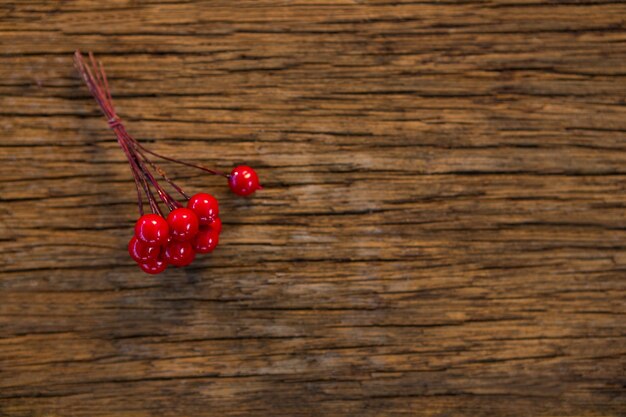 Frutos rojos sobre una mesa de madera