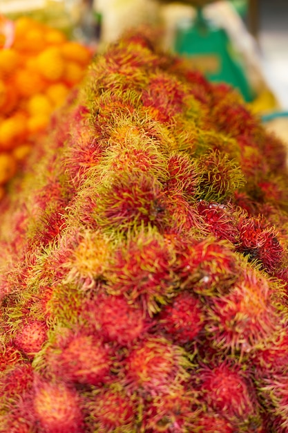 Frutos rosas con pelos verdes