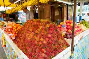 Foto gratuita frutos rosas con pelos verdes