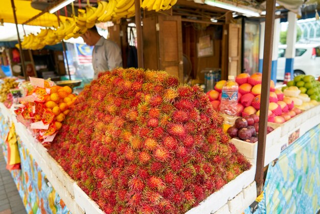 Frutos rosas con pelos verdes