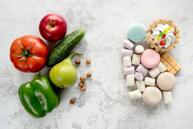 Frutos sanos; Verduras y avellanas sobre fondo con variedad de postres.