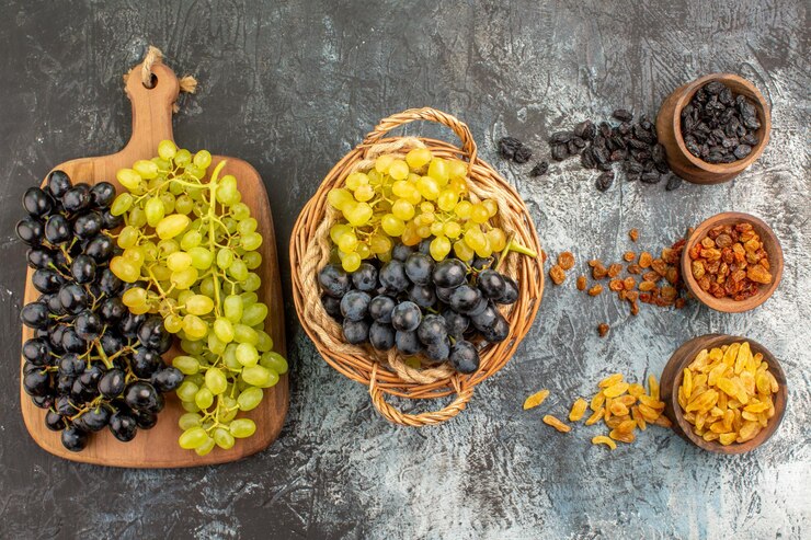 Foto gratuito frutos secos las apetitosas uvas en la canasta y en el tablero frutos secos