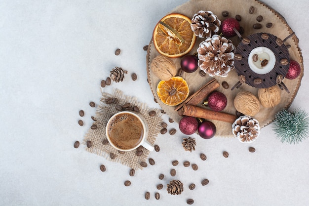 Frutos secos con nueces y taza de café sobre fondo blanco. Foto de alta calidad