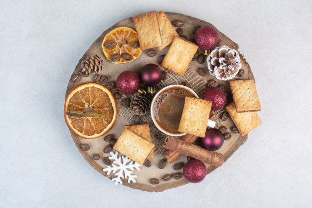 Frutos secos con nueces y taza de café sobre fondo blanco. Foto de alta calidad