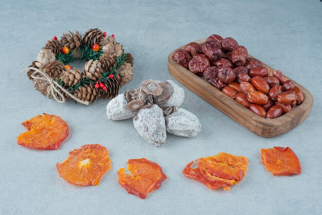 Frutos secos saludables con corona de Navidad. Foto de alta calidad