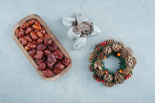 Frutos secos saludables con corona de Navidad. Foto de alta calidad