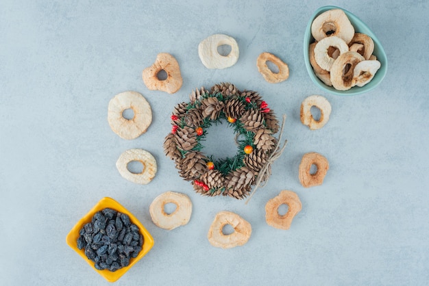 Frutos secos saludables con piñas y bolas navideñas. Foto de alta calidad