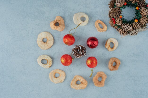 Frutos secos sanos con corona de Navidad de piñas. Foto de alta calidad