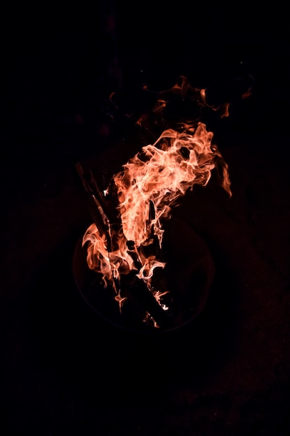 Fuego ardiente aislado en la oscuridad