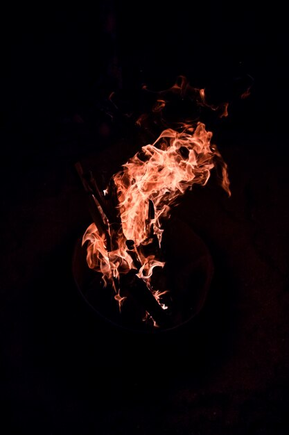 Fuego ardiente aislado en la oscuridad.