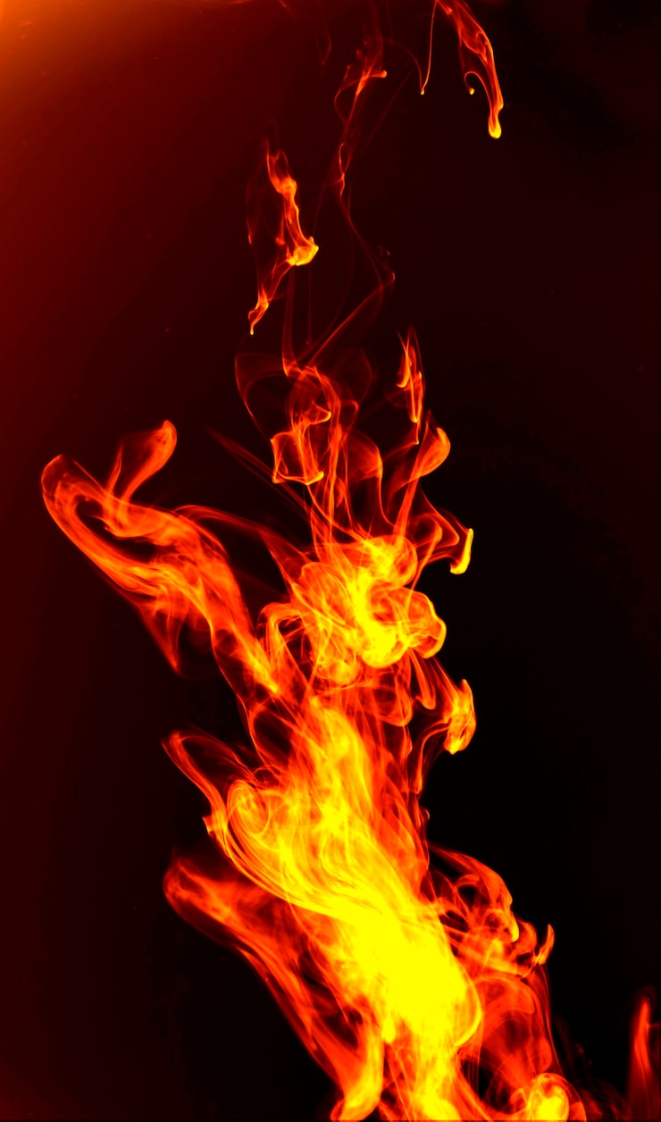Foto gratuito fuego ardiente con llamas de primer plano