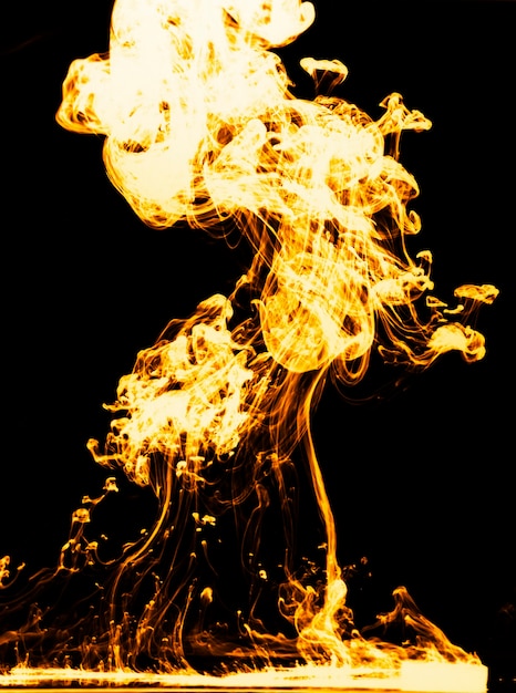 Fuego ardiente con llamas de primer plano