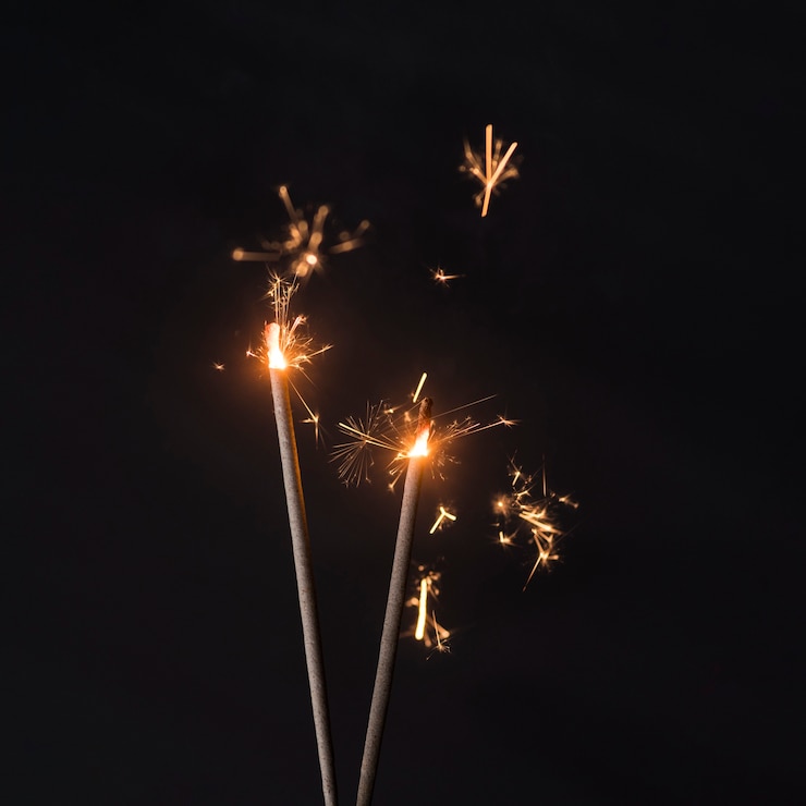 Foto gratuito el fuego brilla contra el fondo