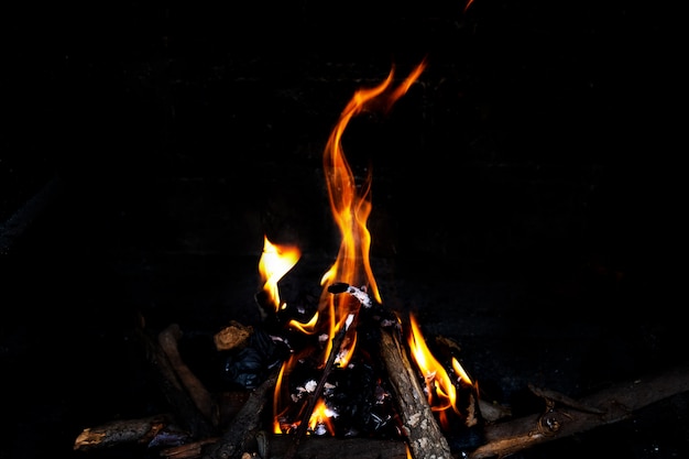 Fuego en la chimenea, de cerca.