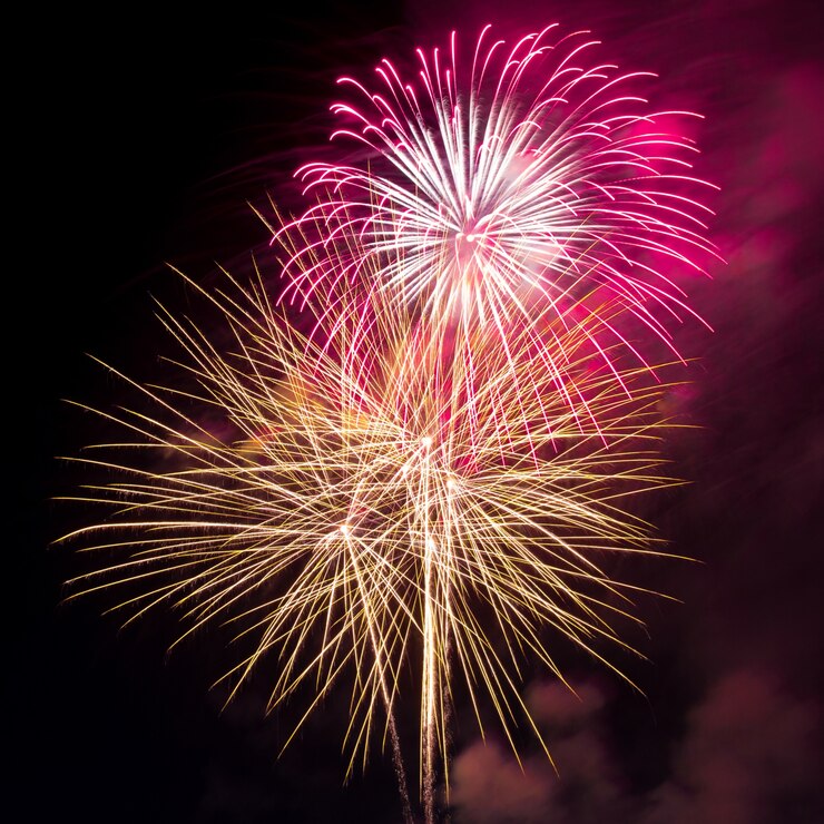 Foto gratuito fuegos artificiales en el cielo oscuro de fondo