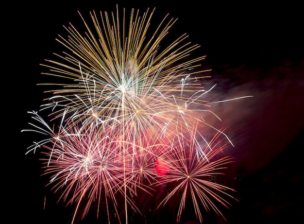 Foto gratuita fuegos artificiales en el cielo oscuro de fondo