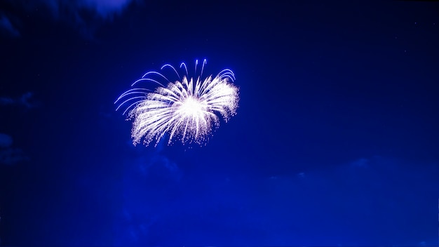 Fuegos artificiales y cielo