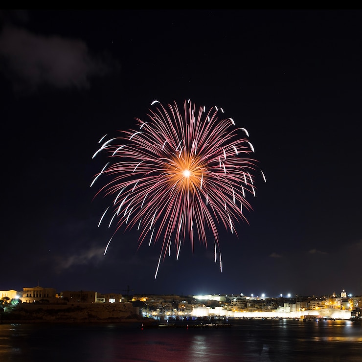 Foto gratuito fuegos artificiales en el cielo