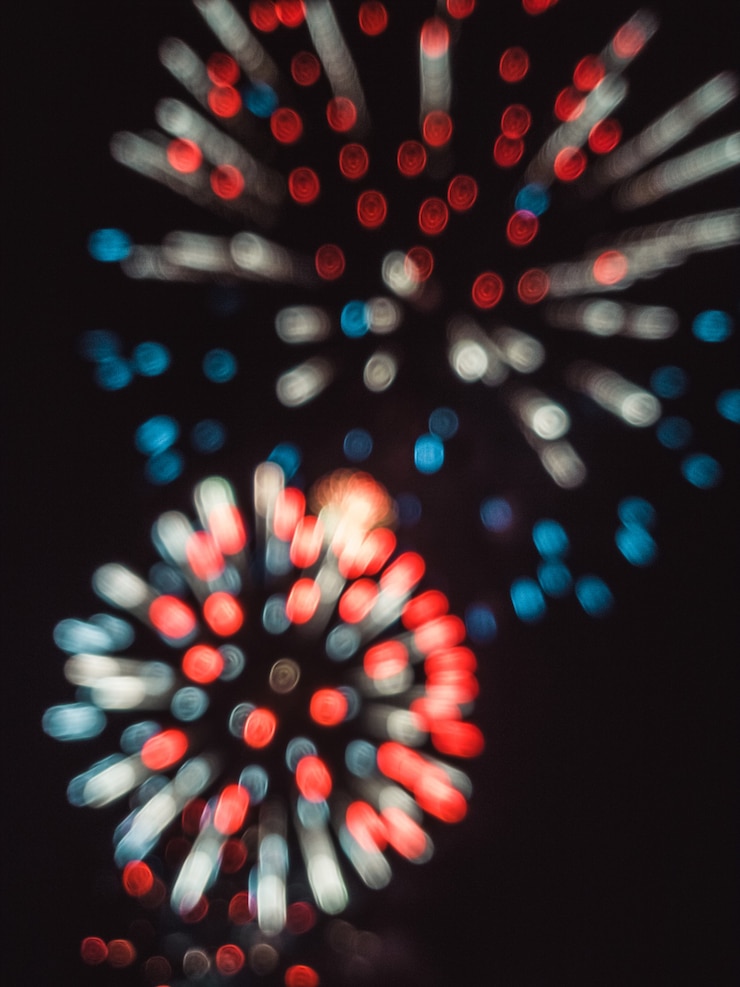 Foto gratuito fuegos artificiales de colores borrosos