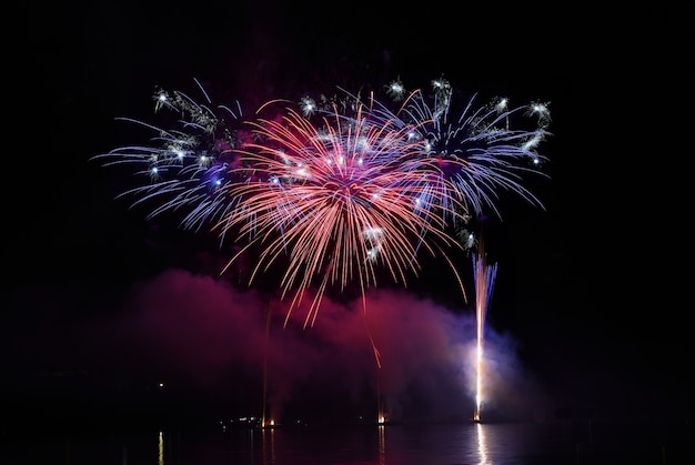 Fuegos artificiales de colores en el cielo nocturno