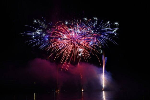 Fuegos artificiales de colores en el cielo nocturno