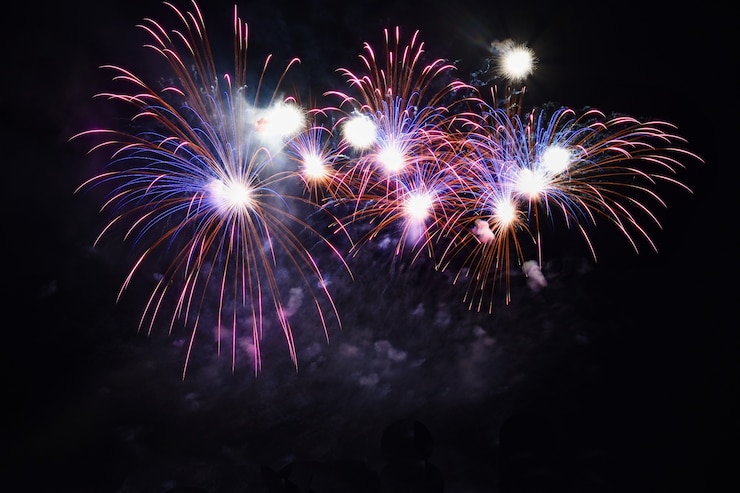 Foto gratuito fuegos artificiales coloridos en el cielo negro