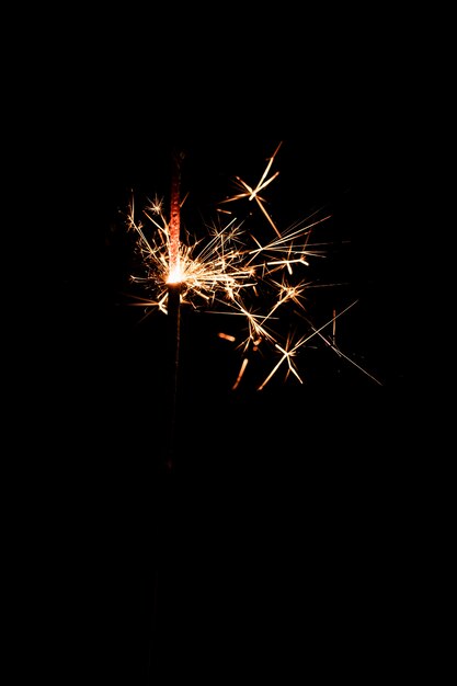 Fuegos artificiales de espacio de copia en la noche en el cielo