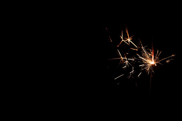 Fuegos artificiales de espacio de copia en la noche en el cielo