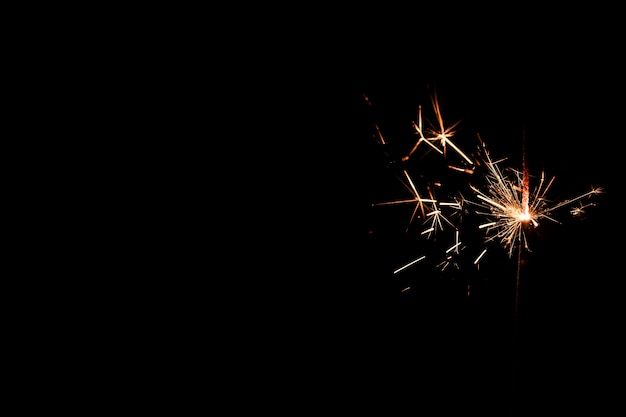 Fuegos artificiales de espacio de copia en la noche en el cielo