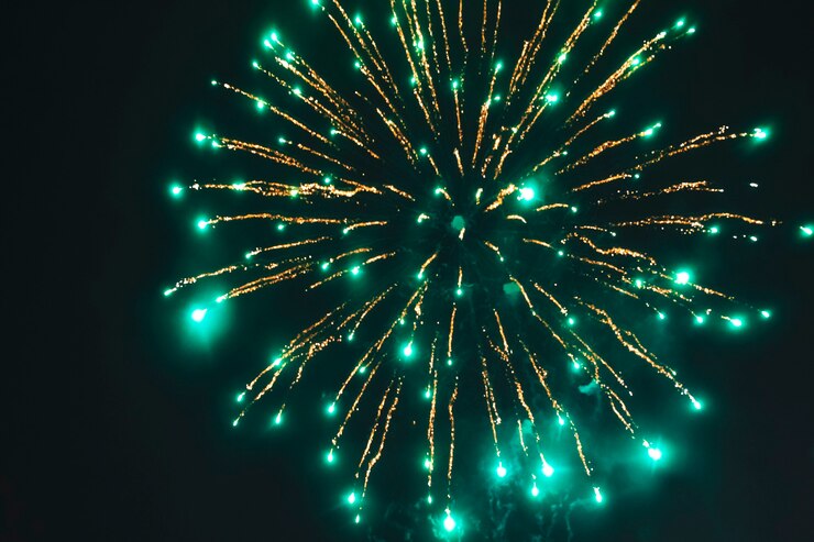 Foto gratuito fuegos artificiales iluminando el cielo en nochevieja