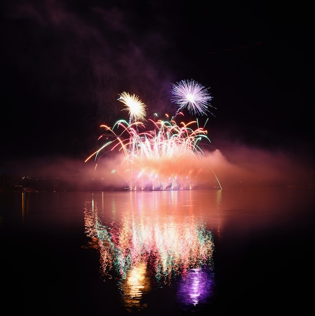 Fuegos artificiales impresionantes sobre la ciudad