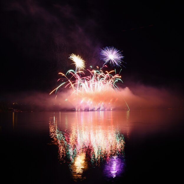 Fuegos artificiales impresionantes sobre la ciudad