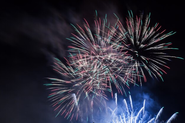 Fuegos artificiales por la noche