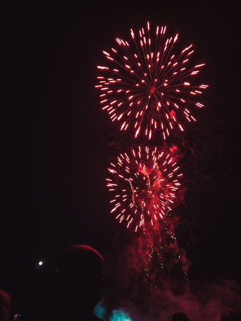 Fuegos artificiales rojos en el cielo nocturno