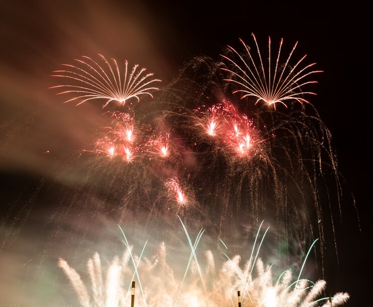 Foto gratuito fuegos artificiales rojos