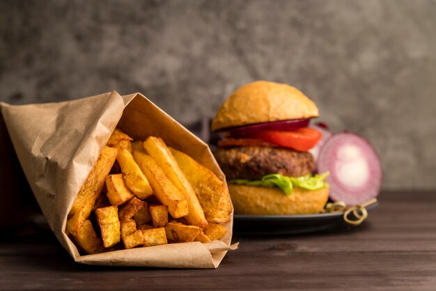 Fuegos franceses con deliciosa hamburguesa