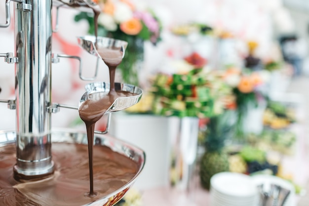 Fuente de chocolate en un restaurante para celebrar invitados.