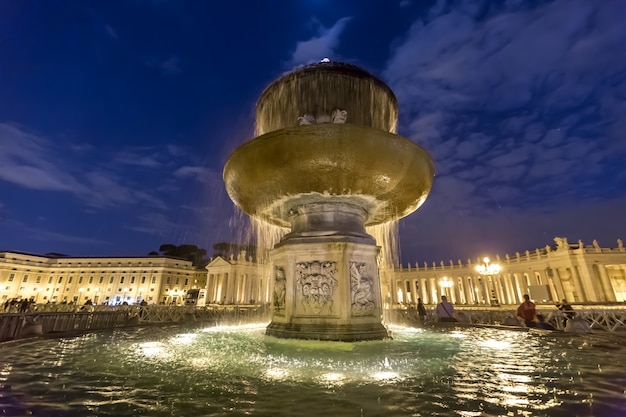 Fuente iluminada al anochecer