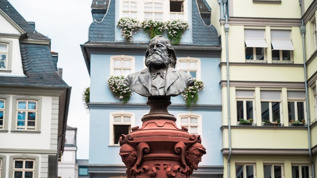 Foto gratuita la fuente stoltze ubicada en el casco antiguo de frankfurt alemania