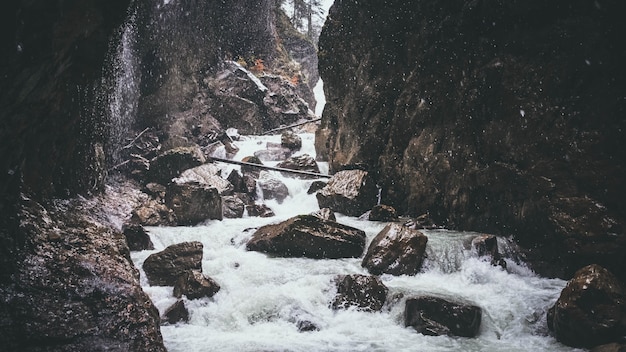 Con fuerte corriente fluyendo a través de las rocas