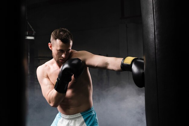 Fuerte entrenamiento de boxeador masculino para una competencia