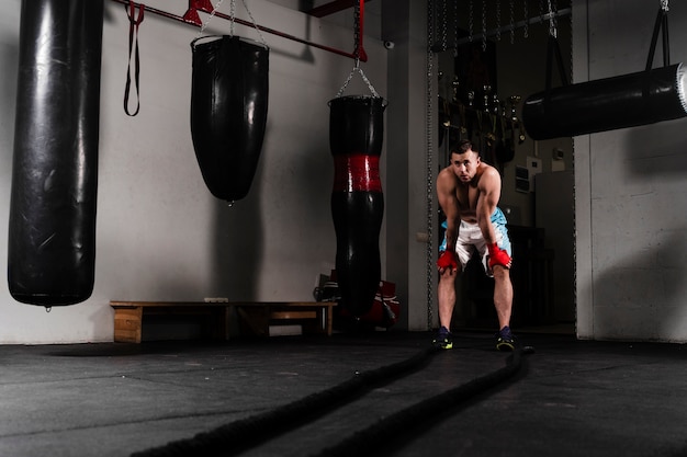 Fuerte entrenamiento de boxeador masculino para una competencia