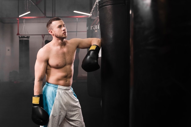 Fuerte entrenamiento de boxeador masculino