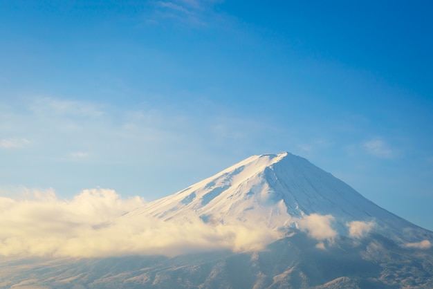 Fuji de la montaña con el cielo azul, Japón